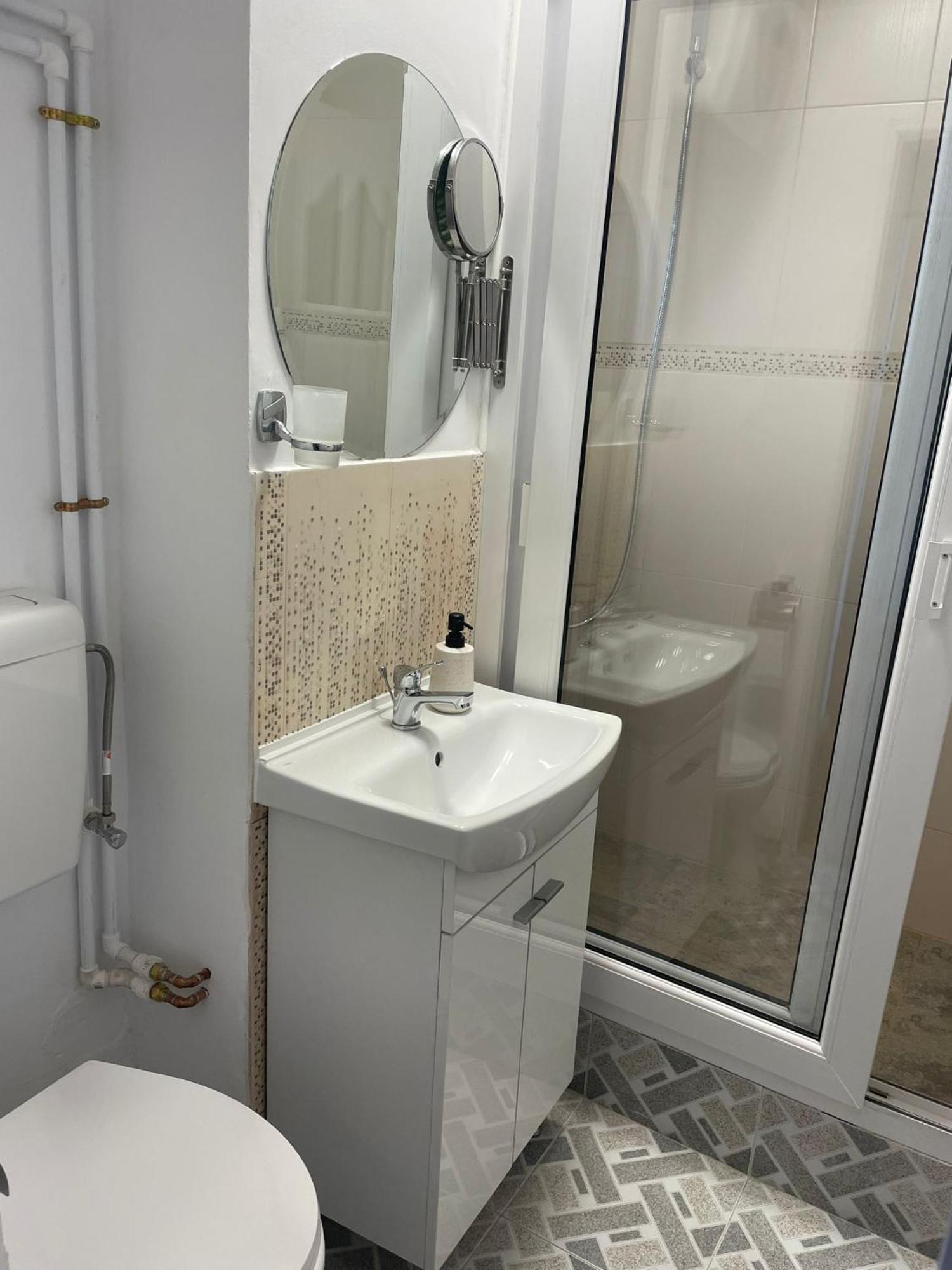 Emm Apartament - 100M Parc Si Metrou Tinererului Bucharest Luaran gambar