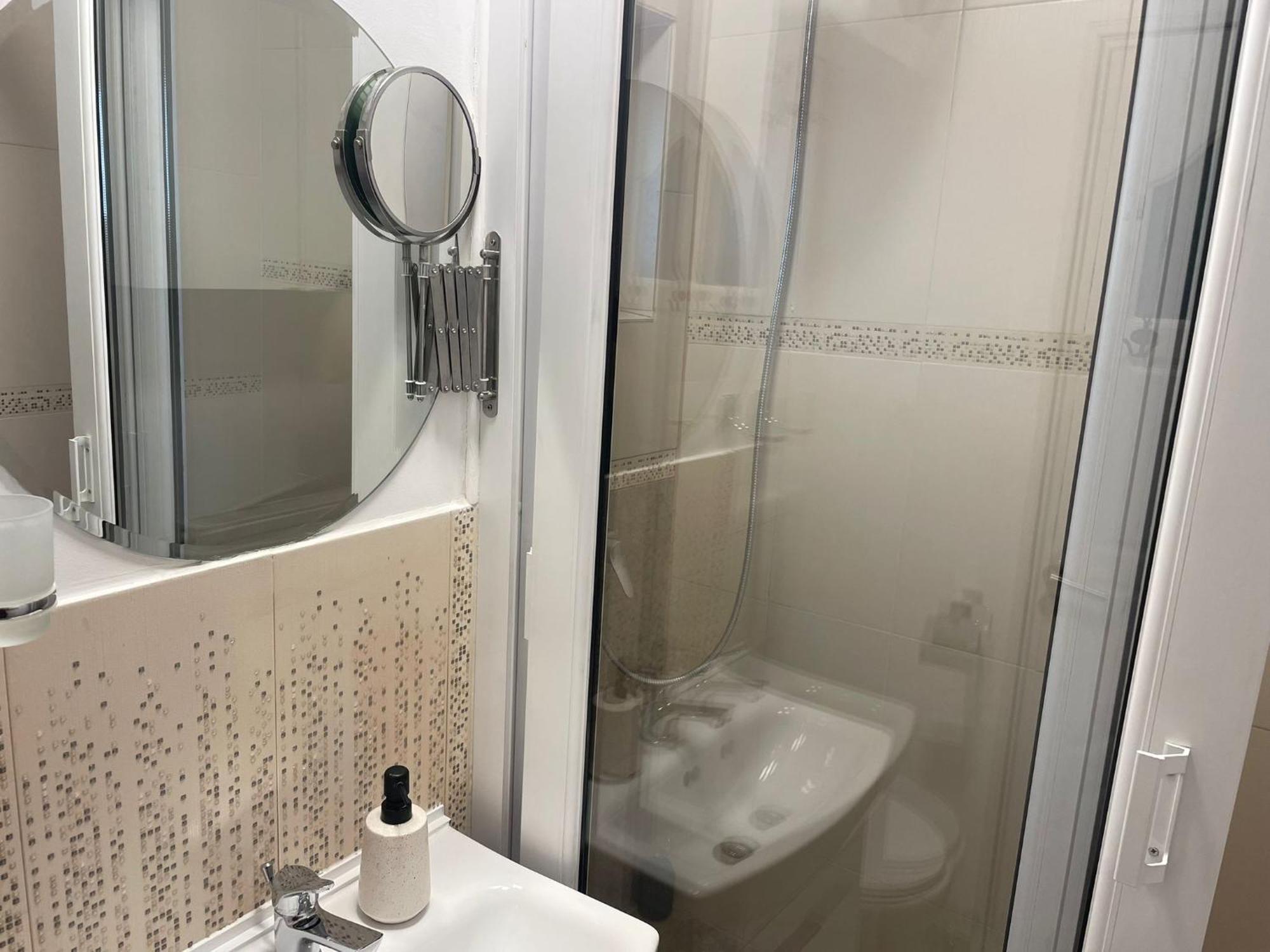 Emm Apartament - 100M Parc Si Metrou Tinererului Bucharest Luaran gambar